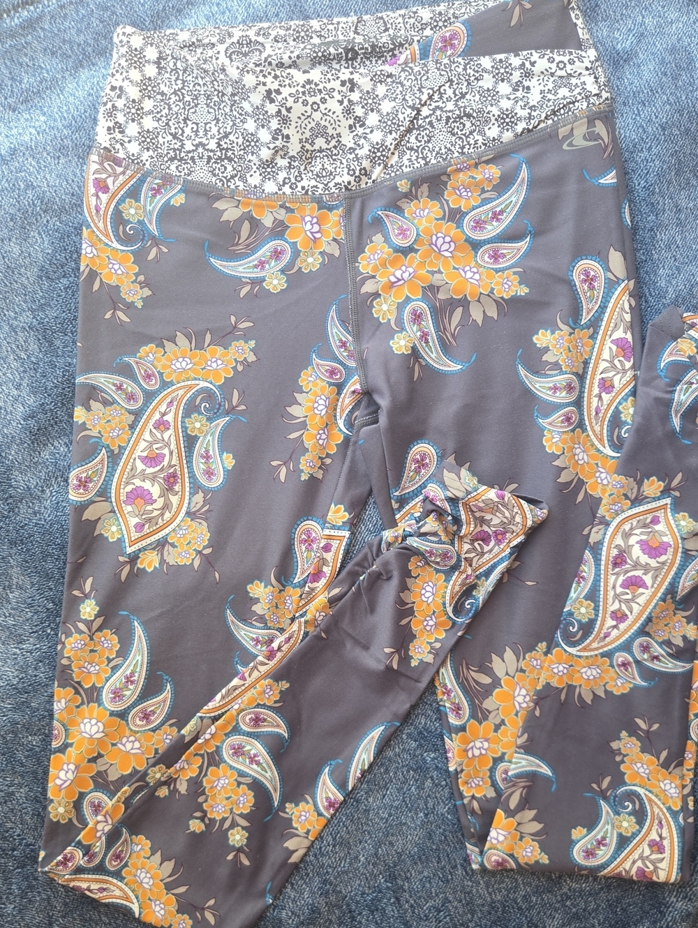 O'Neill Gray Paisley Floral Leggings with Yellow Accents